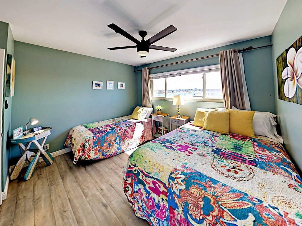 Mission Beach Condo w/Bayside Views by RedAwning