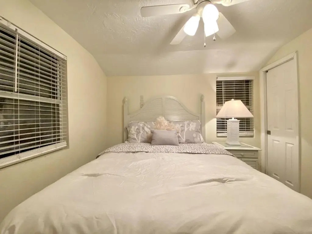 Siesta Beach Cottage, Sleeps 6, Walk to Beach, Stores, & Restaurants