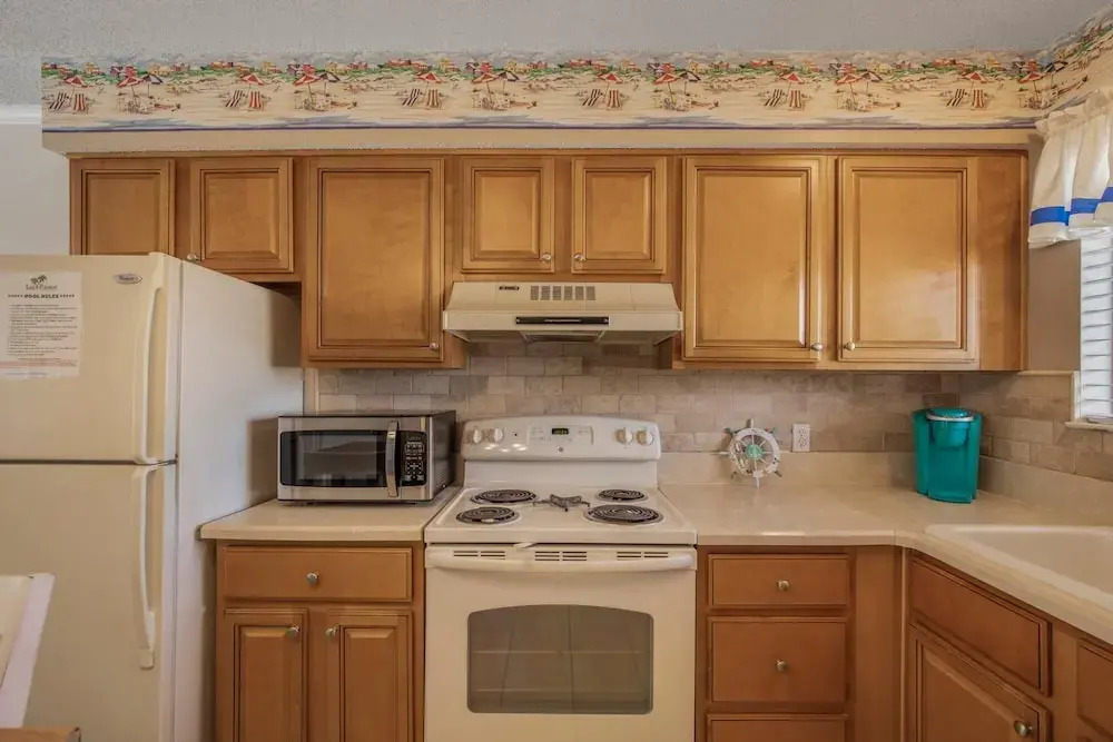 Pleasant Condo With Pool and Walk to Beach