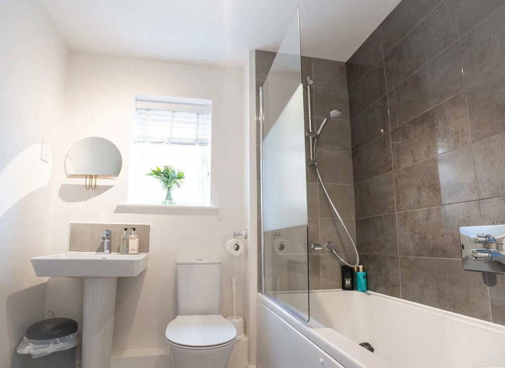 Comfortable 5 Bedroom Detached House With Parking