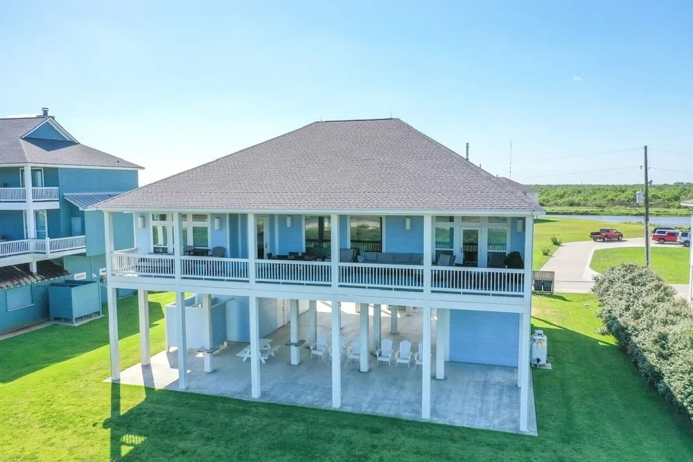Seashells By The Seashore 3 Bedroom Home by RedAwning