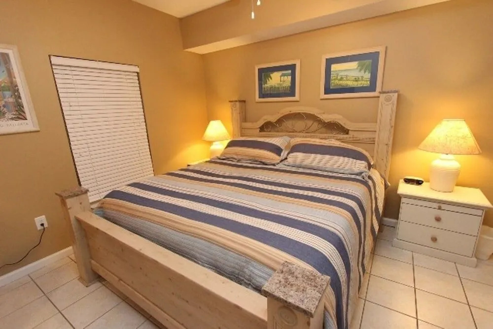 Majestic Sun 608A - 1 Br condo by RedAwning