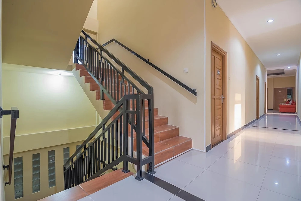 RedDoorz Plus near Syamsudin Noor Airport 3