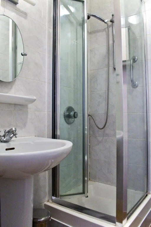 Light and Open 2 Bedroom Flat by Gloucester Road
