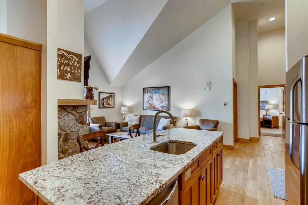 Newly Renovated, 2br Red Hawk Lodge 2301- Kids Ski Free! 2 Bedroom Townhouse by Redawning