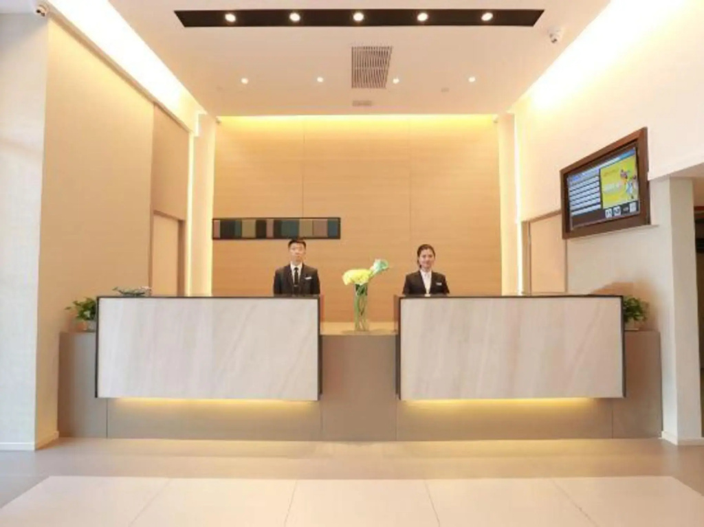 Home Inn & Suites (Harbin Ice and Snow World Sunac Mall Park Store)