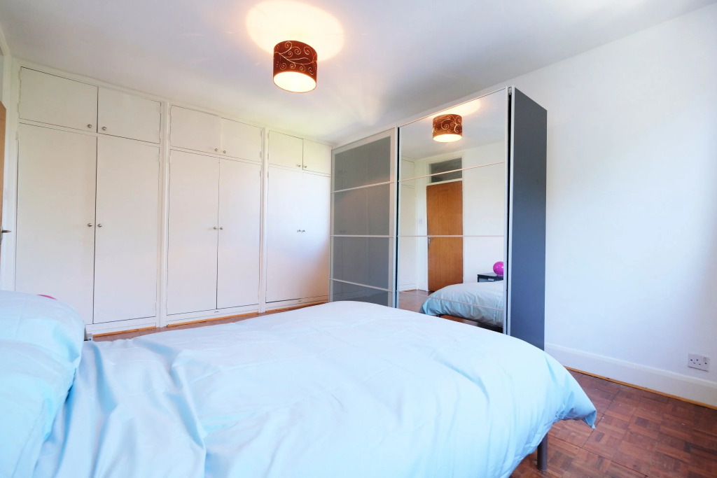 Bright and Spacious 2 Bed Apartment - Sleeps 4