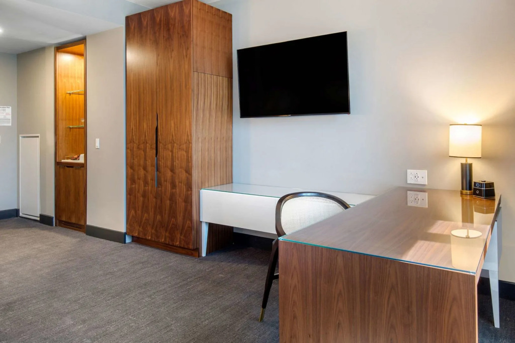 Renaissance Saint Elm Dallas Downtown Hotel