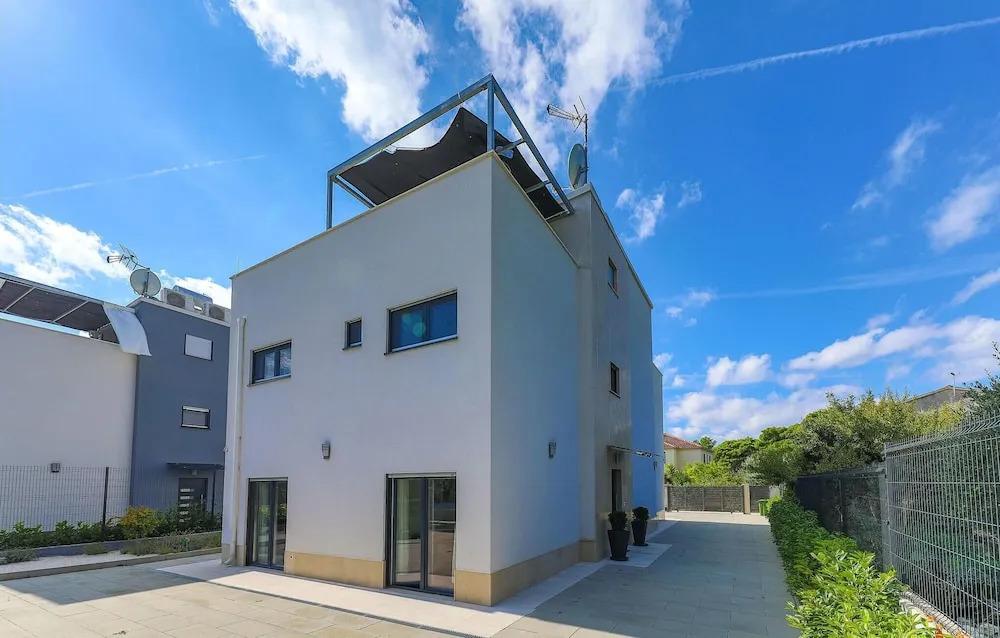 Awesome Home in Okrug Donji With 5 Bedrooms, Wifi and Outdoor Swimming Pool
