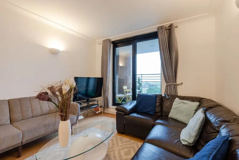Central 2BR Home in Heart of Kensington, 4 Guests