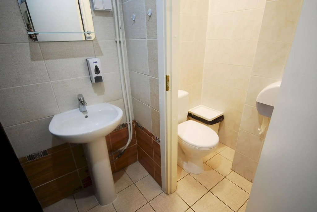Landmark City Hotel - Hostel