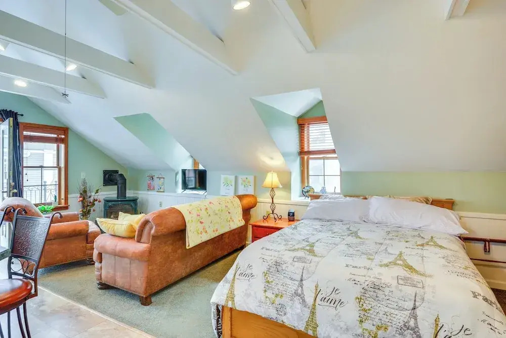 Walk to Marina: Dog-friendly Lake Ontario Studio