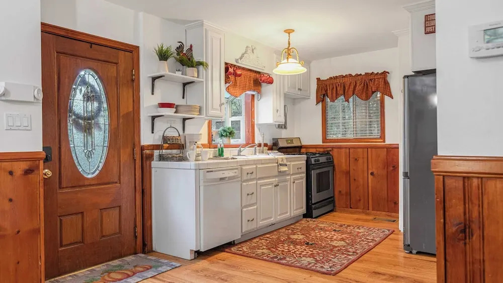 Minutes to Lake Arrowhead Village Cozy Secluded Cedar Cove by AvantStay