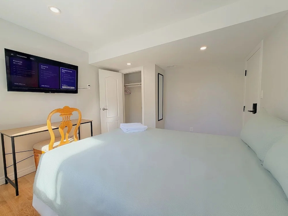 Cozy Rooms in Bright Walkout Suite - Newly Renovated in 2026