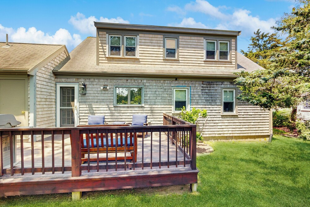 1 Mi to Dtwn Nantucket! Family Getaway w/ Deck