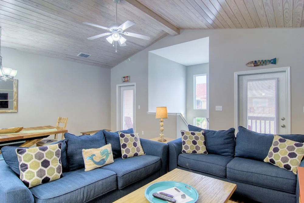 Beach-i-licious 4 Bedrooms 3.5 Bathrooms Townhouse
