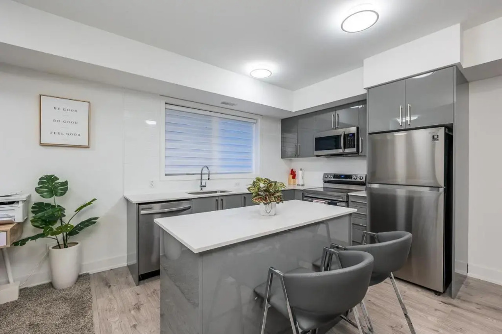 Exquisite 2 Bedroom Apt, mins to the falls.