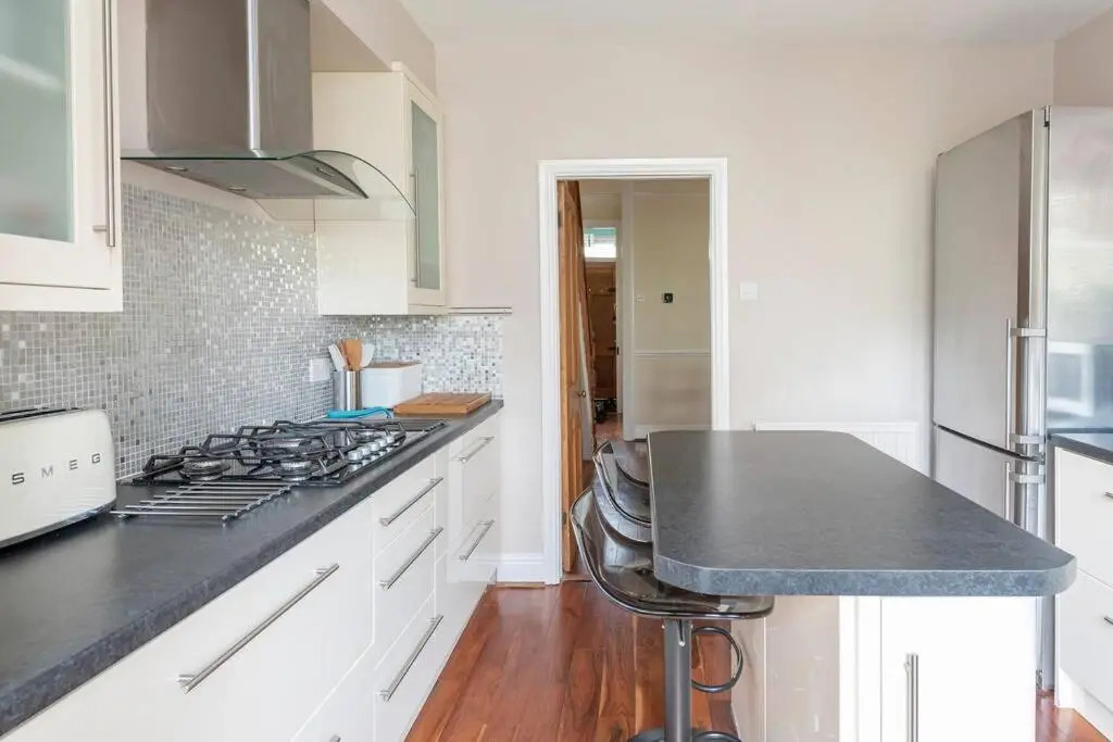 Spacious House - 2 Double Rooms - Street Parking - Garden