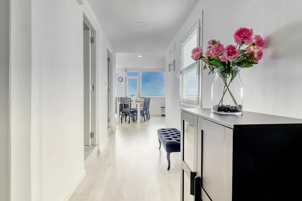 Spacious Central Apt w Private Parking Ocean View