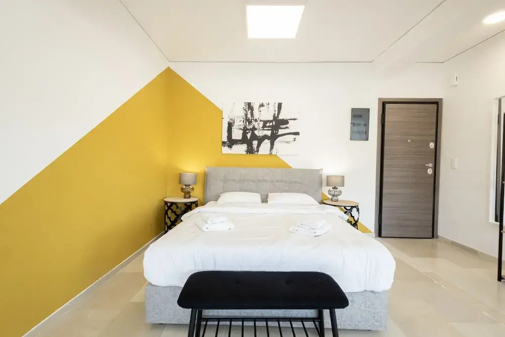 Spacious Urban Retreat Central 2-bedroom Haven for 8