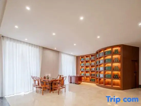 Jifeng International Hotel (Xinyang New 16th Street Branch)