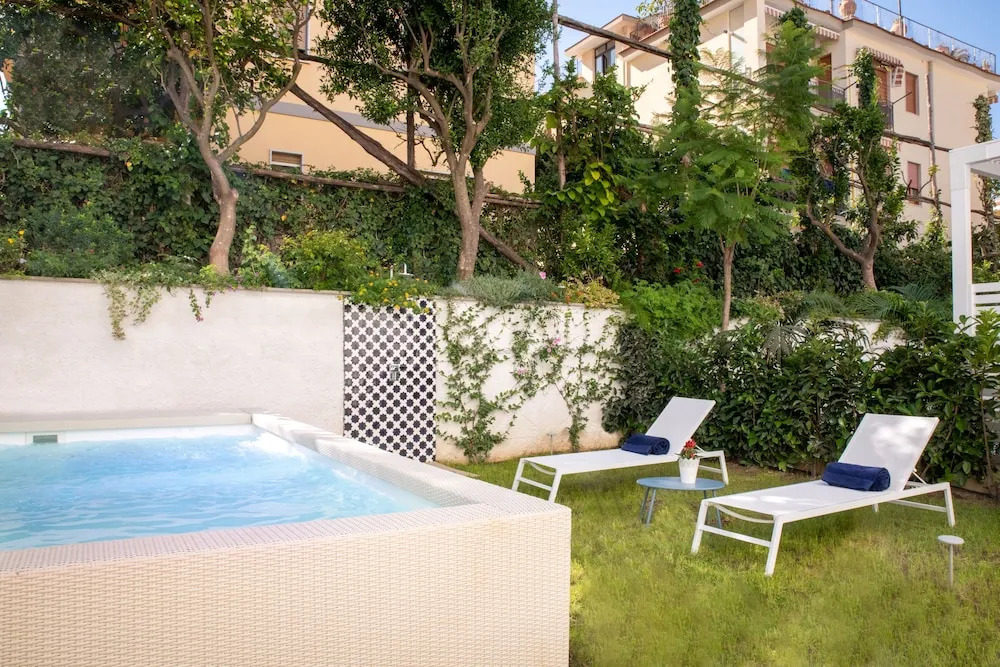 Luxury Apartment with Garden and Pool