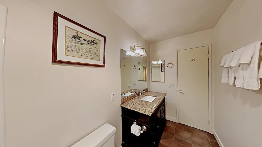 Spacious 2 BR Units at 1849 Condos with FREE Pool, Parking & Wifi