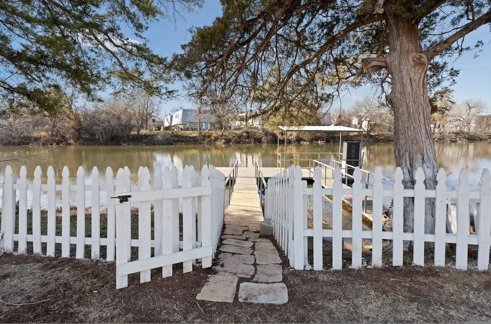 Spacious Lakefront View With Hot Tub and Pool NH