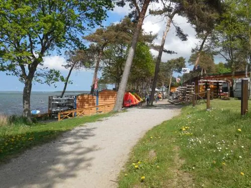 Roter Bungalow am Strand _50m_ _ O