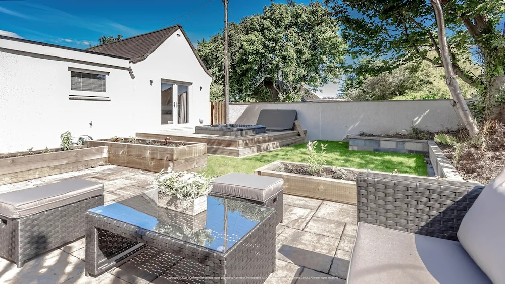 1 Bed Cottage-Sleeps 2-Parking-Pets-Hot Tub