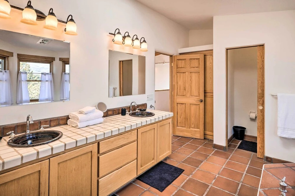 Casa al Reves Pueblo-style House With Views!