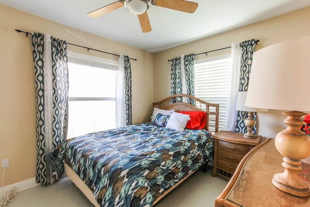 Seatuit Condominiums
