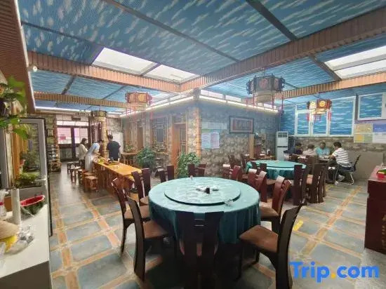 Guanglu Island Yun Yiju Chinese Inn