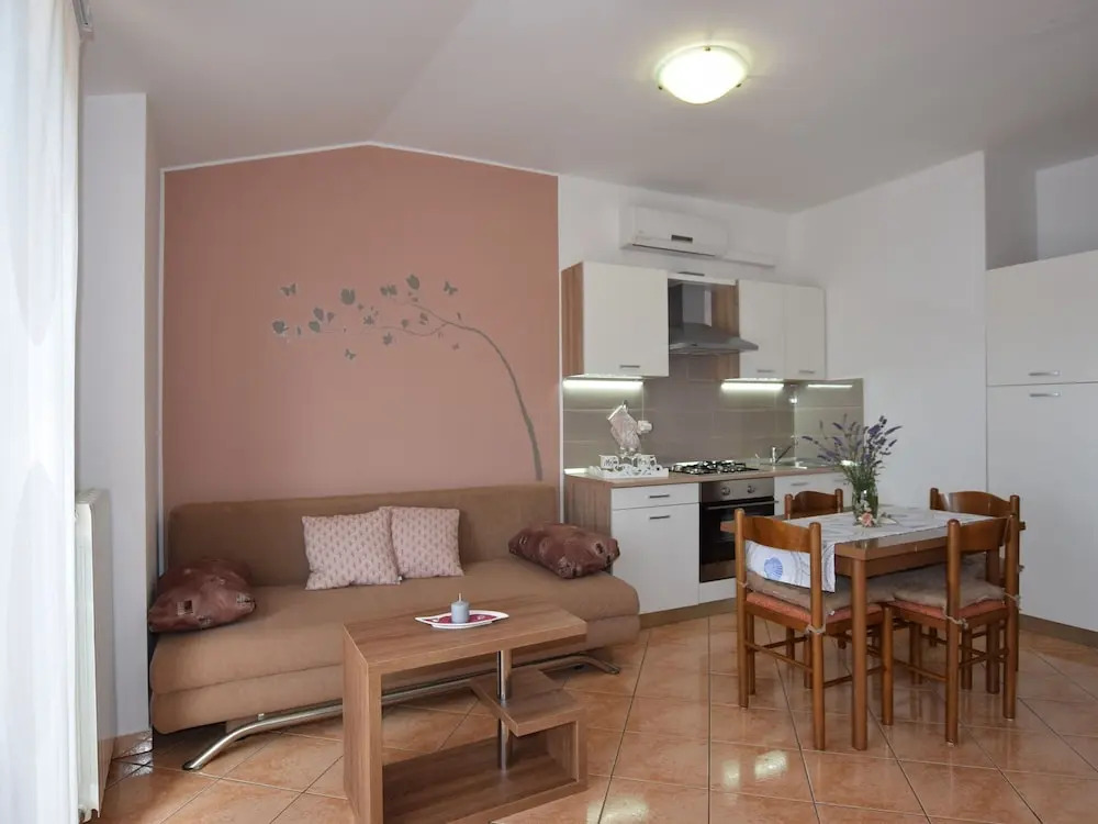 Apartment Only 100m From the Beach With a Barbecue Area and Fenced Garden, Wifi