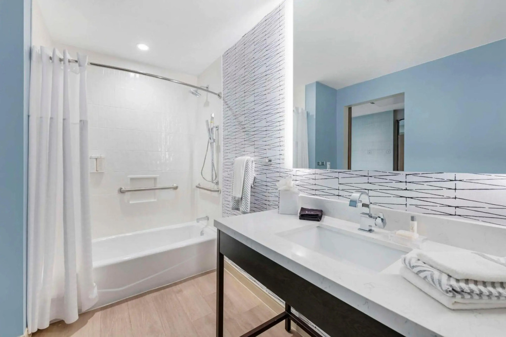 Cambria Hotel Austin Downtown