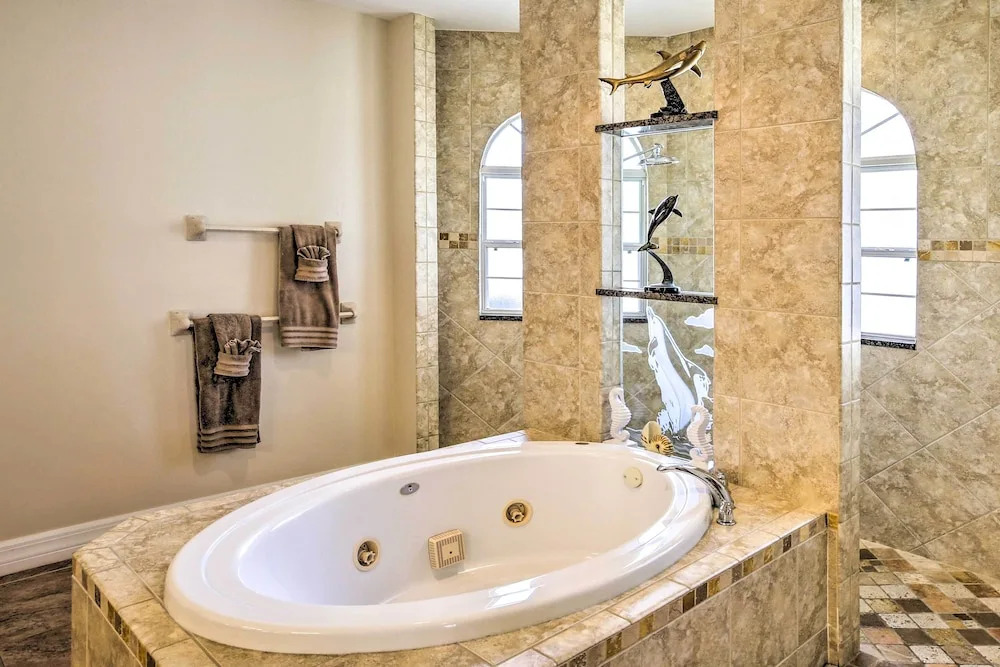 Waterfront Pool & Spa: Relaxing Cape Coral Retreat
