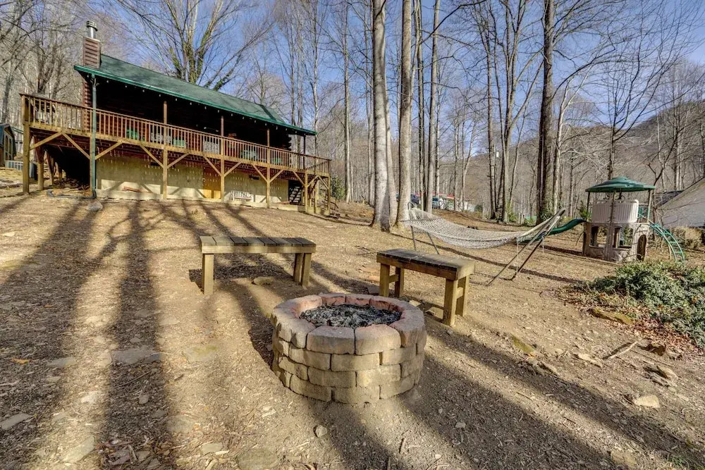 Family Log Cabin w/ Mtn Views, 2 Mi to Tube World!