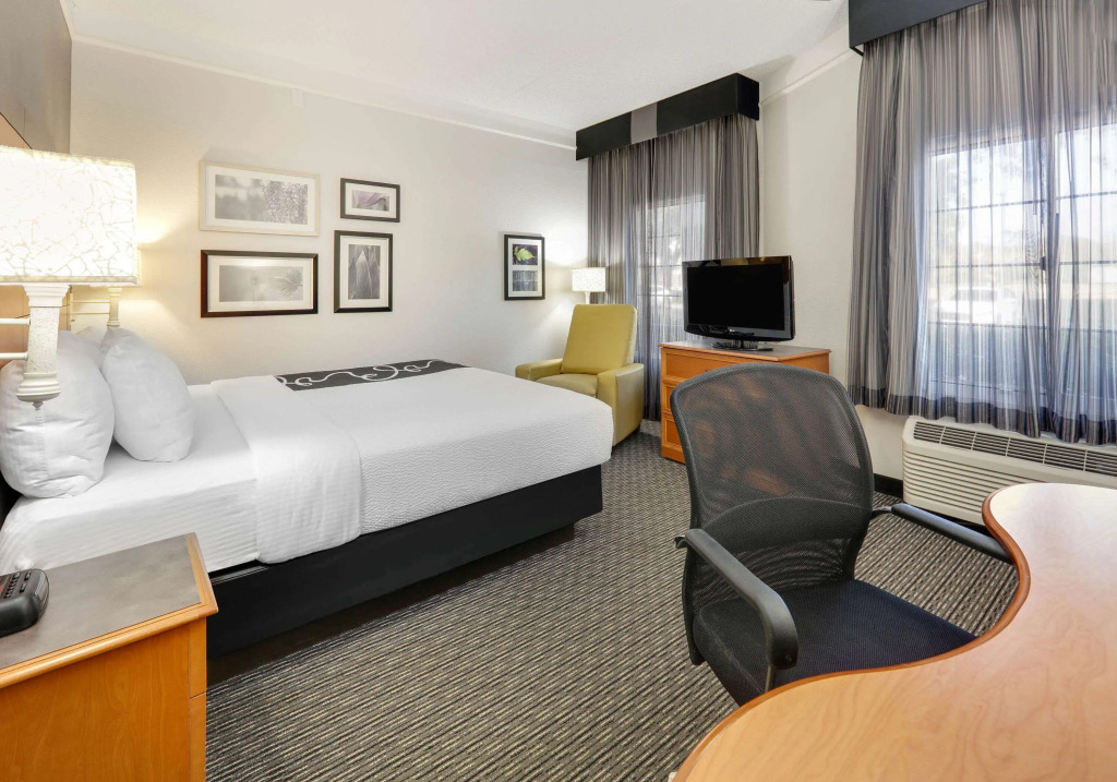 La Quinta by Wyndham Dallas - Addison Galleria