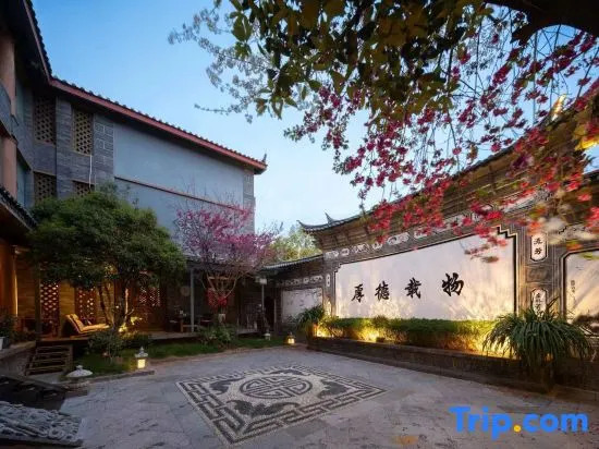 Zuixi  Mountain ViewTea and Coffee Courtyard Villa with Sunlight on the Snow Mountains