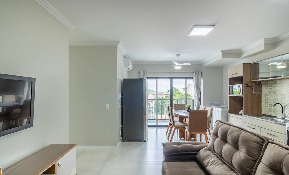 Condominium w/ Pool, 450 m fr/ the sea and 650 m fr/ Beto Carrero World - Lavs