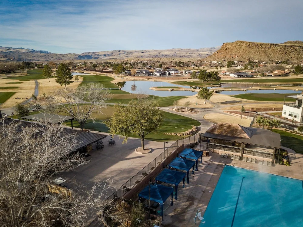 20 At Bloomington Country Club 3 Bedroom Condo by Redawning