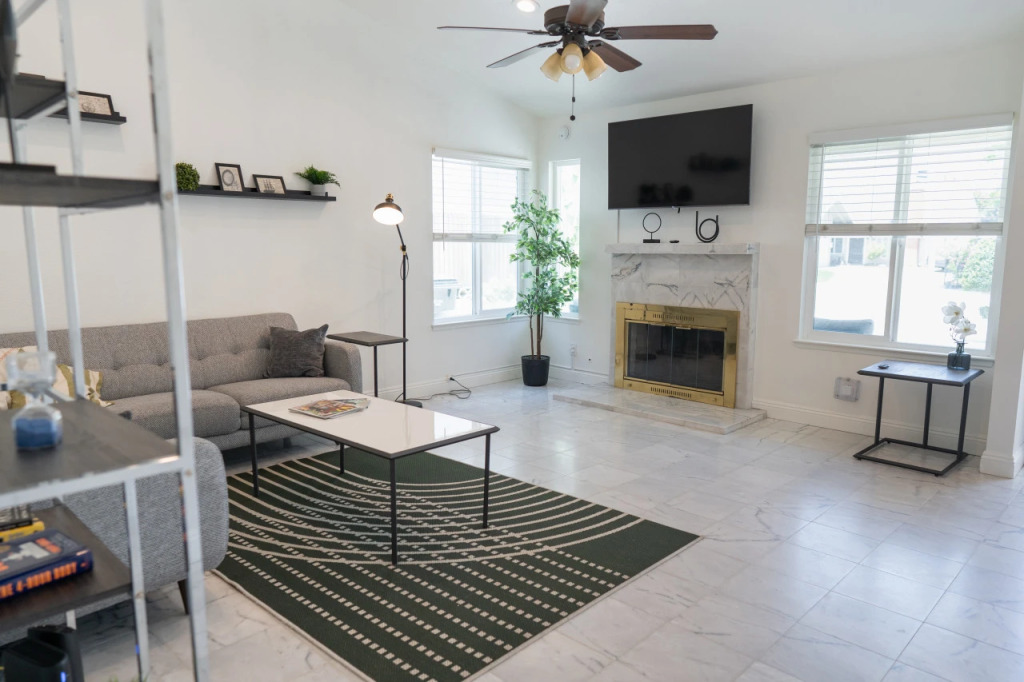 SPACIOUS 4-BEDROOM HOME WITH LARGE YARD AND GARAGE NEAR KNOTT'S BERRY FARM (p67)