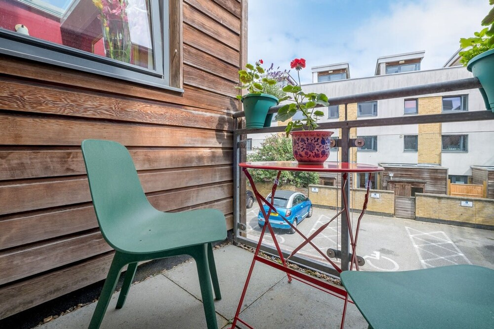 Host Stay Kingscote Townhouse