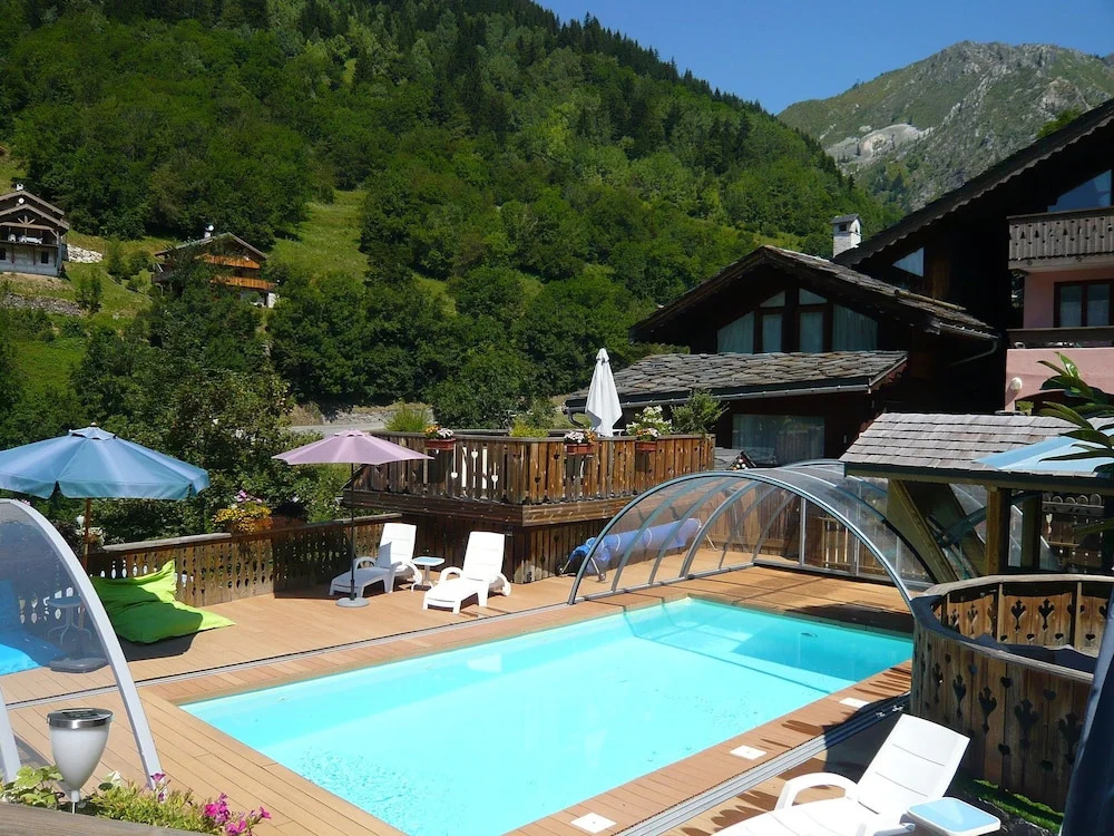 Comfortable Semi-detached Chalet 1 km. From the Nice Center