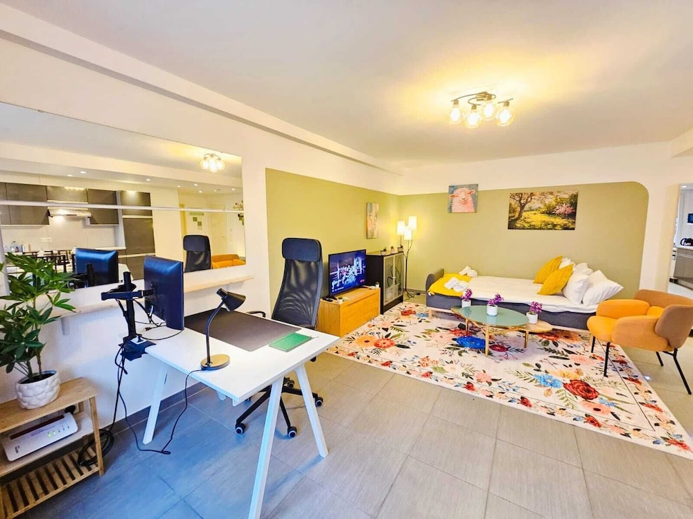 Exceptional 1BR Apartment in center