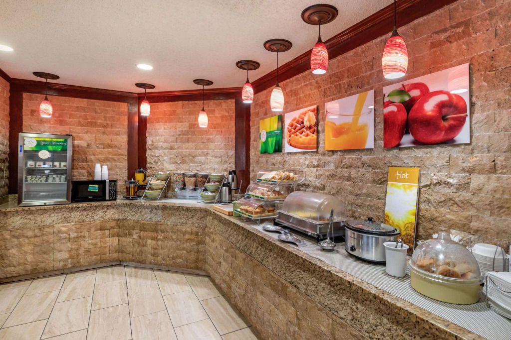Quality Suites Addison-Dallas