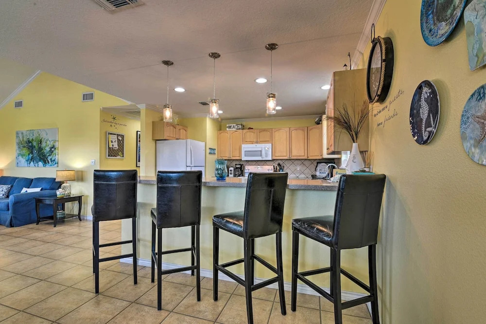Walk to Galveston Beach: Coastal Escape w/ Yard