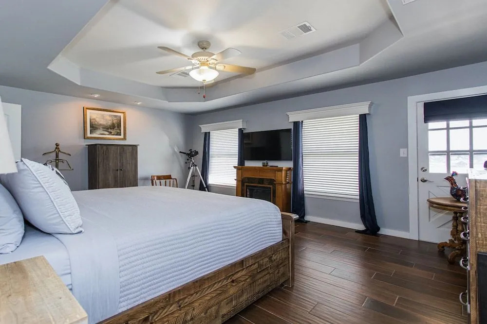 Waterfront 5 BR w/ Hot Tub Sleeps 13!
