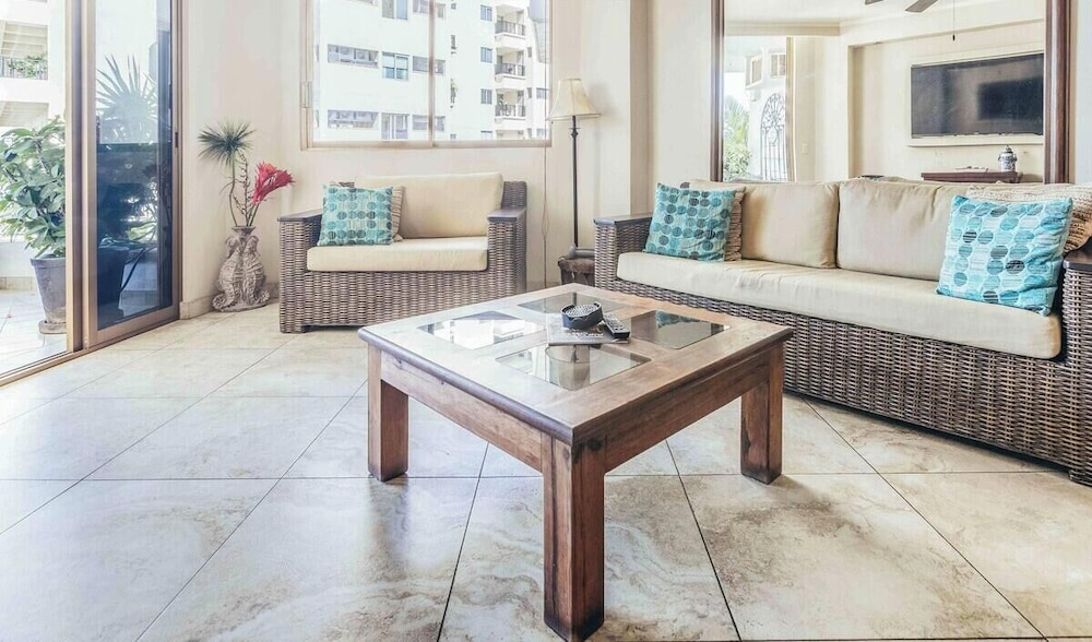 Ocean View 2Br Condo-balcony-beach-pool - 805