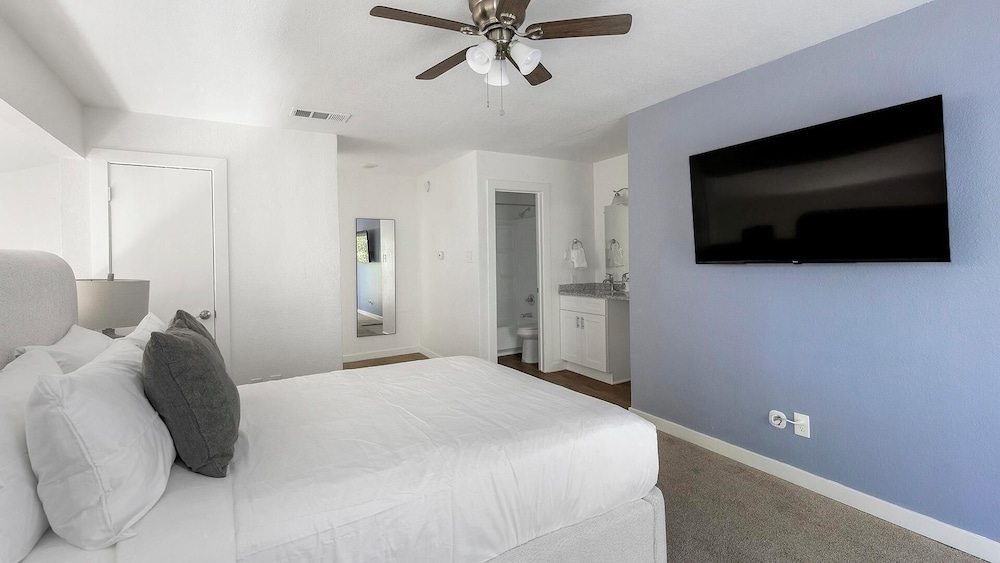Landing Apartments Near CVC
